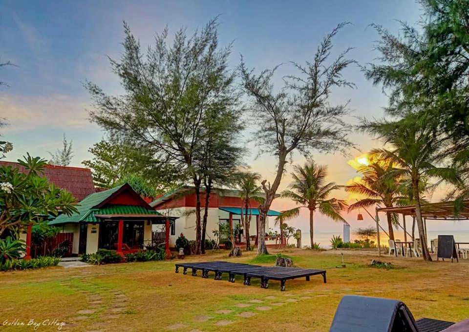 Golden Bay Cottage Ko Lanta Eksteriør billede